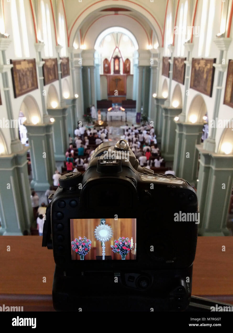 Ostensory für den Gottesdienst in der katholischen Kirche Zeremonie durch die Kamera gesehen Stockfoto