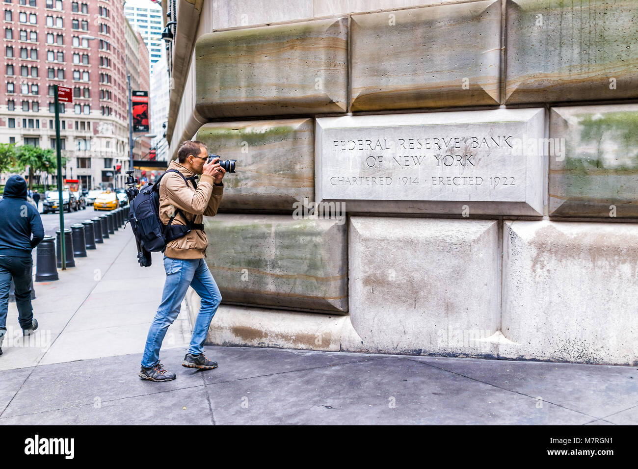 New York City, USA - 30. Oktober 2017: Federal Reserve Bank unterzeichnen mit jungen Mann Fotograf Aufnahmen im unteren Downtown Financial District Manh Stockfoto
