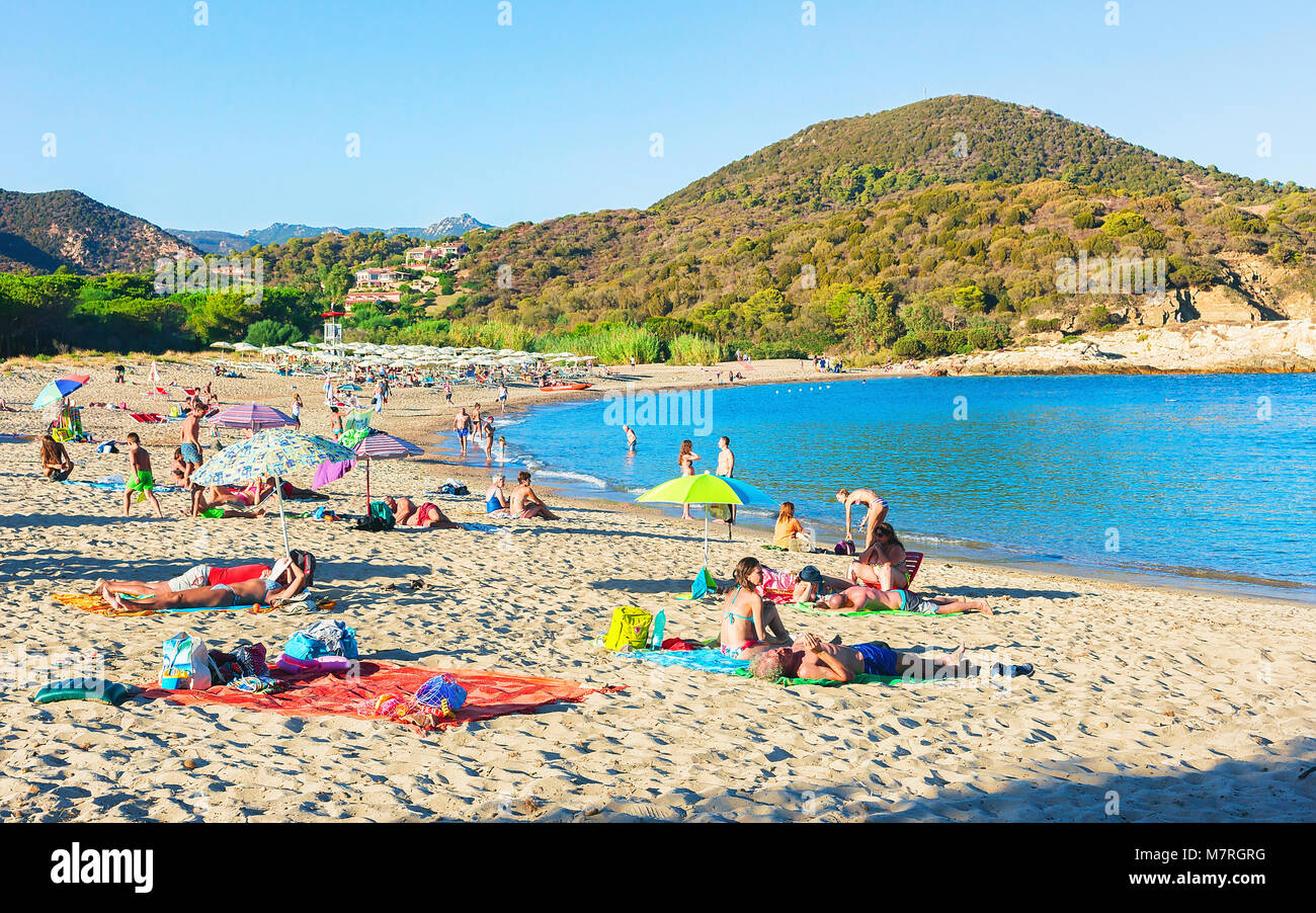 Domus de Maria, Italien, 14. September 2017: Menschen auf Chia Strand am Mittelmeer, Sardinien, Italien Stockfoto