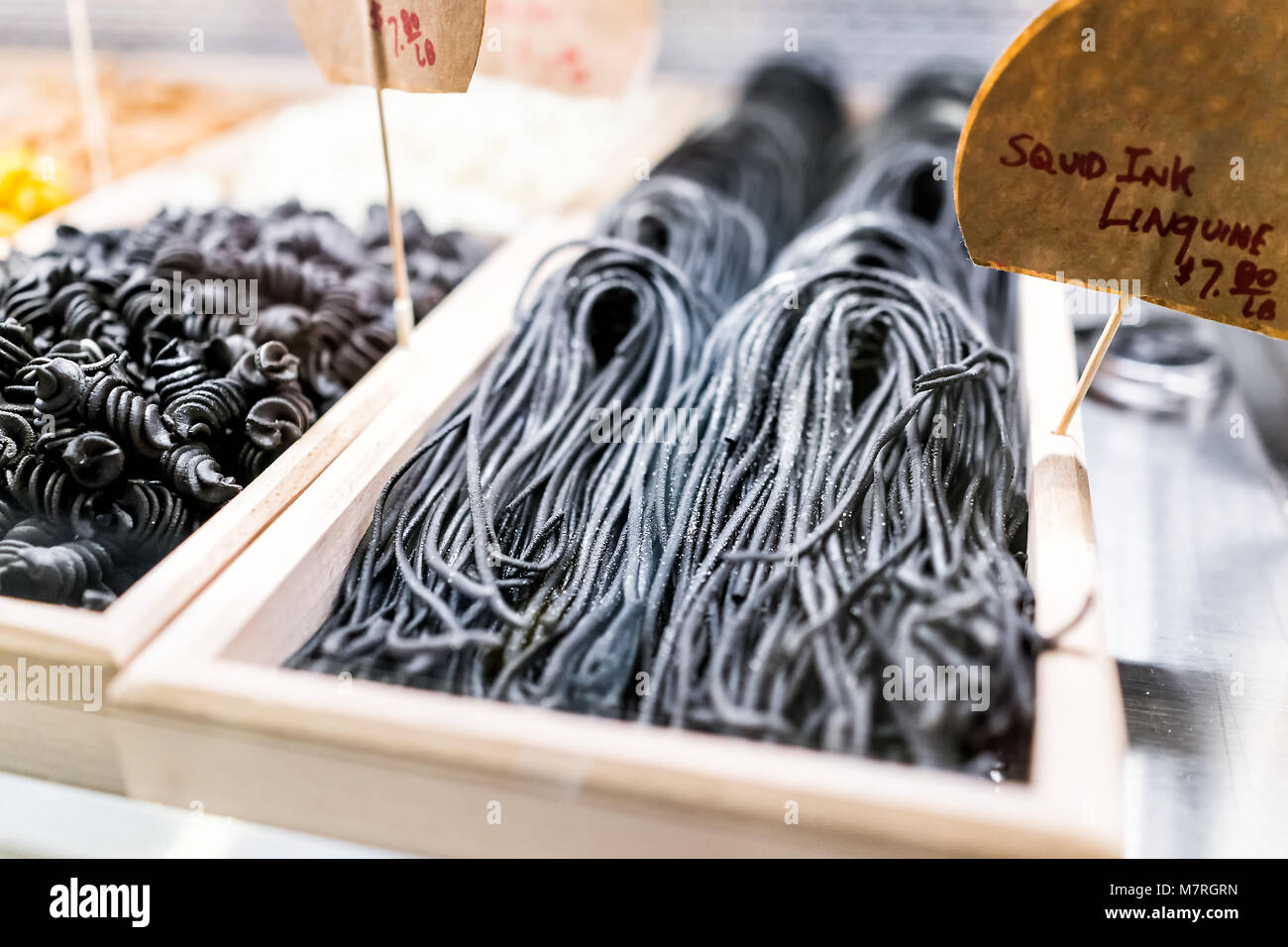Nahaufnahme des schwarzen Tintenfisch linguine pasta Nudeln frisches rohes ungekocht Kohle in italienische Gourmet Markt Stockfoto
