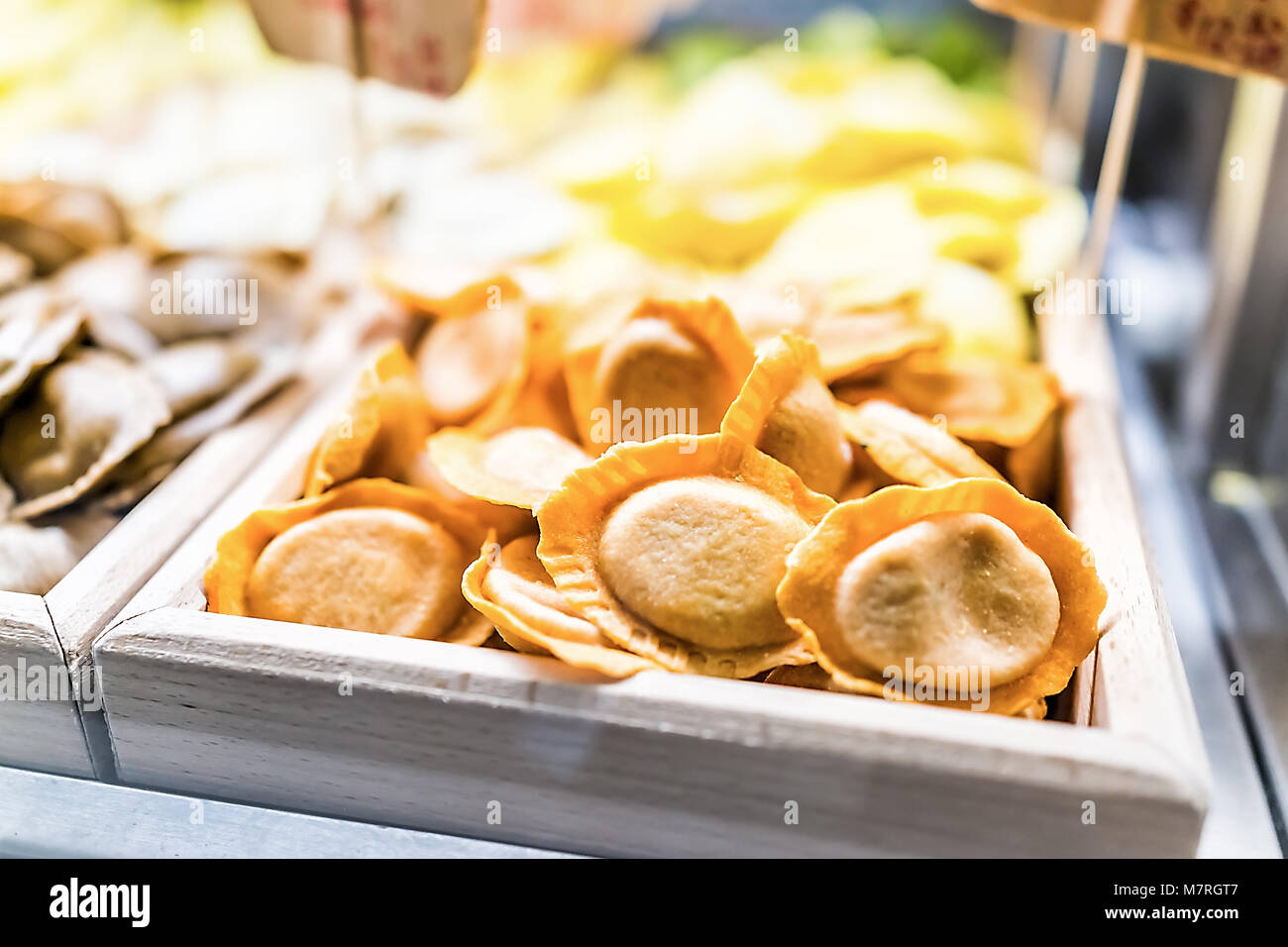 Makro Nahaufnahme von gelb orange Kürbis ravioli pasta Käse Füllung frisches rohes ungekocht in Italienisch Gourmet Markt Stockfoto