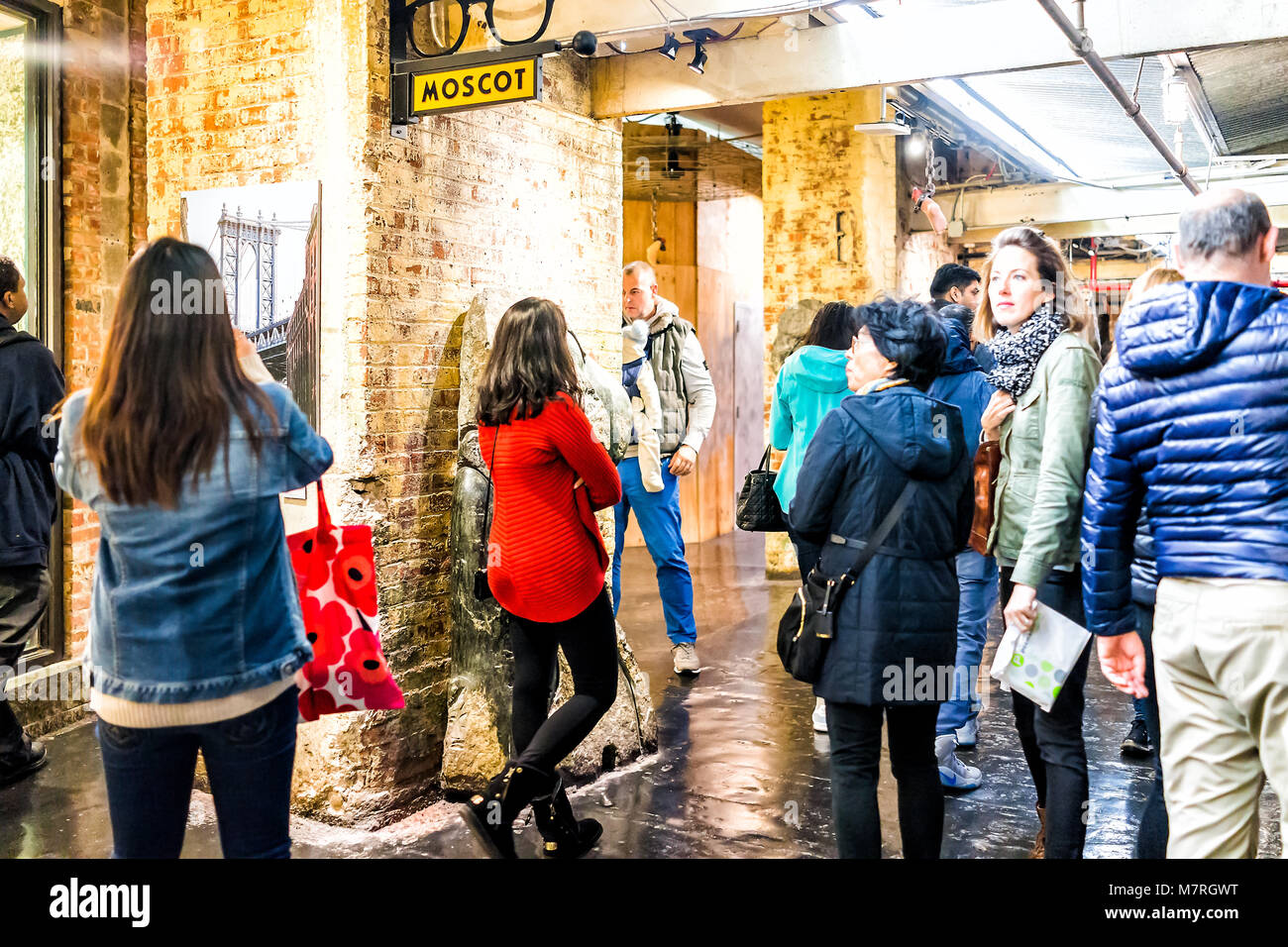 New York City, USA - 30. Oktober 2017: Markt essen Moscot Sonnenbrillen Shop Interior inside in der Innenstadt untere Chelsea Nachbarschaft Stadtteil Manhattan NY Stockfoto