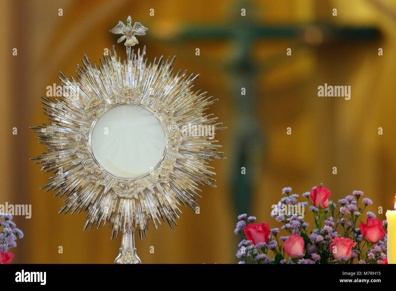 Ostensory für den Gottesdienst in der katholischen Kirche Zeremonie Stockfoto