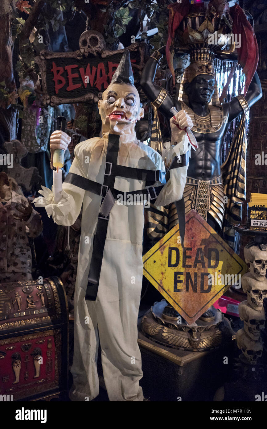 Geister, Monster und beängstigend Zahlen für den Verkauf auf dem Halloween Abenteuer, ein Kostüm shop in Greenwich Village, Manhattan, New York City. Stockfoto