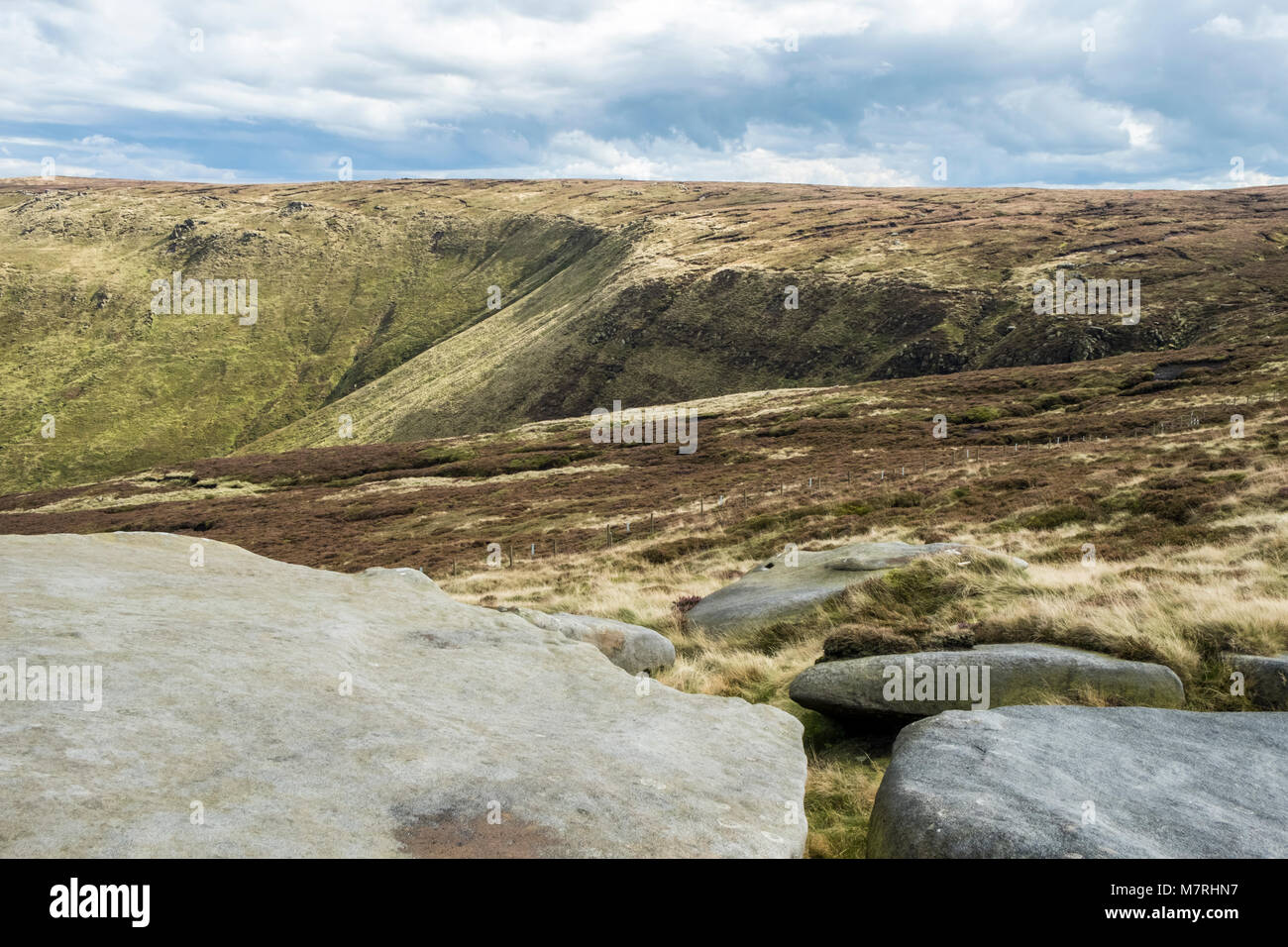 UK Moors. Dichtung Rand (Vordergrund) und Blackden Kante (Abstand) an der Nordseite des Kinder Scout, Derbyshire Peak District National Park, England, Großbritannien Stockfoto