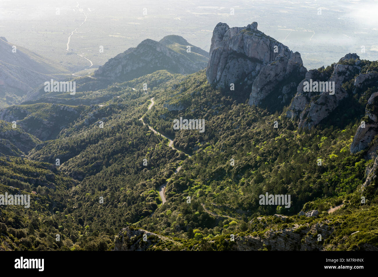 Antenne morgen Blick auf der Straße hinauf zum Monte Pflege bei los Häfen de beceite zwischen den Wäldern und steilen Felsen Stockfoto