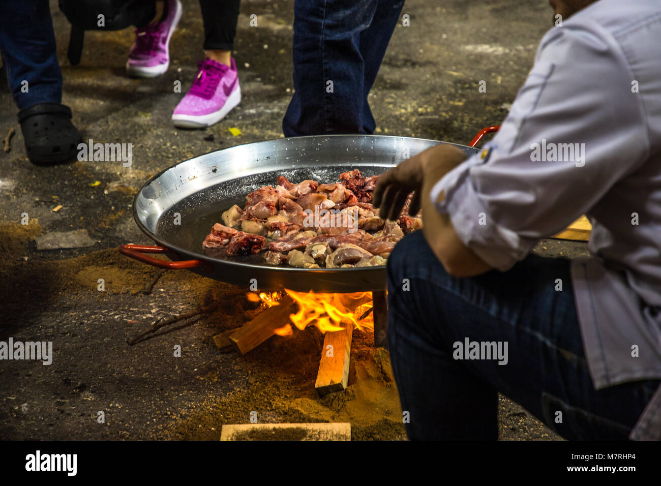 VALENCIA, Spanien - 3/12/2018: Nahaufnahme von Paella Pfanne kochen Fleisch für die Crew das ist die Montage der Ninots für die Fallas Festivals Stockfoto