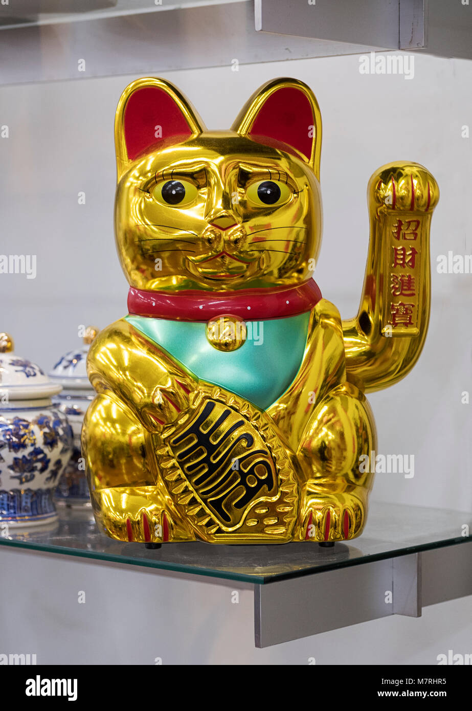 Eine chinesische Lucky Cat für Verkauf an Pearl River, ein chinesisches Kaufhaus am Broadway in Manhattan, New York City Stockfoto