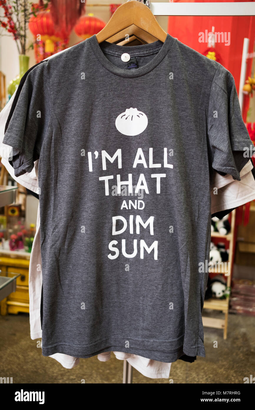 Ein T-Shirt mit einem Wortspiel zum Verkauf in Pearl River, einem chinesischen Kaufhaus am Broadway in Manhattan, New York City Stockfoto