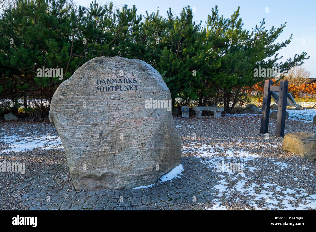 Dänemarks Mittelpunkt officielt ligger på Positionen 55° 58' Nord und 11° 46' vest-sørvest, Ihr markeret Med en Stor granitsten. Stockfoto