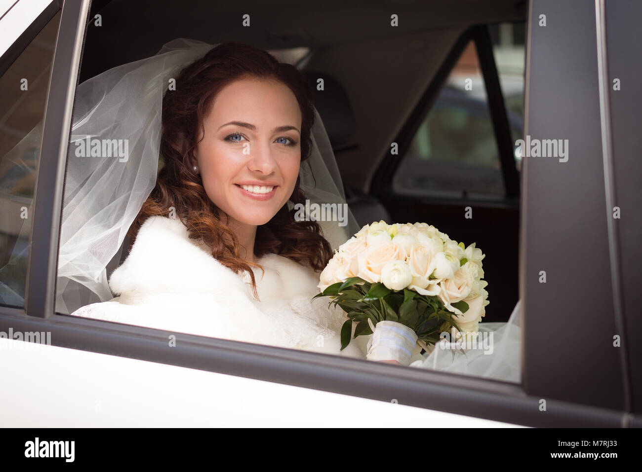 Braut in einer Limousine Stockfoto