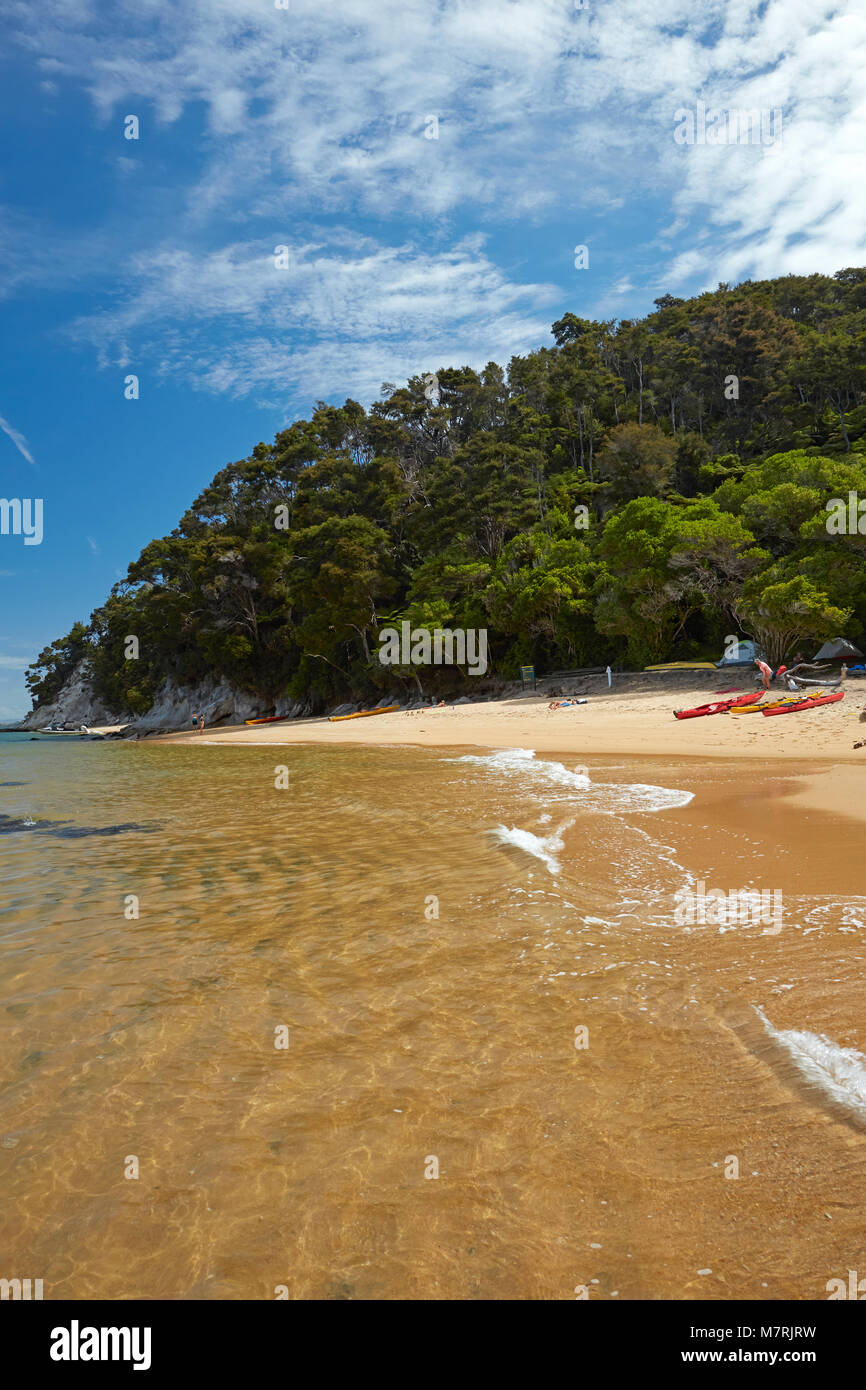 Beobachtung Beach Camping, Abel Tasman National Park, Nelson, Südinsel, Neuseeland Stockfoto
