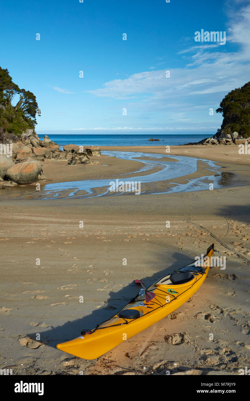 Kajak und Strand bei Ebbe, Mosquito Bay, Abel Tasman National Park, Nelson, Südinsel, Neuseeland Stockfoto