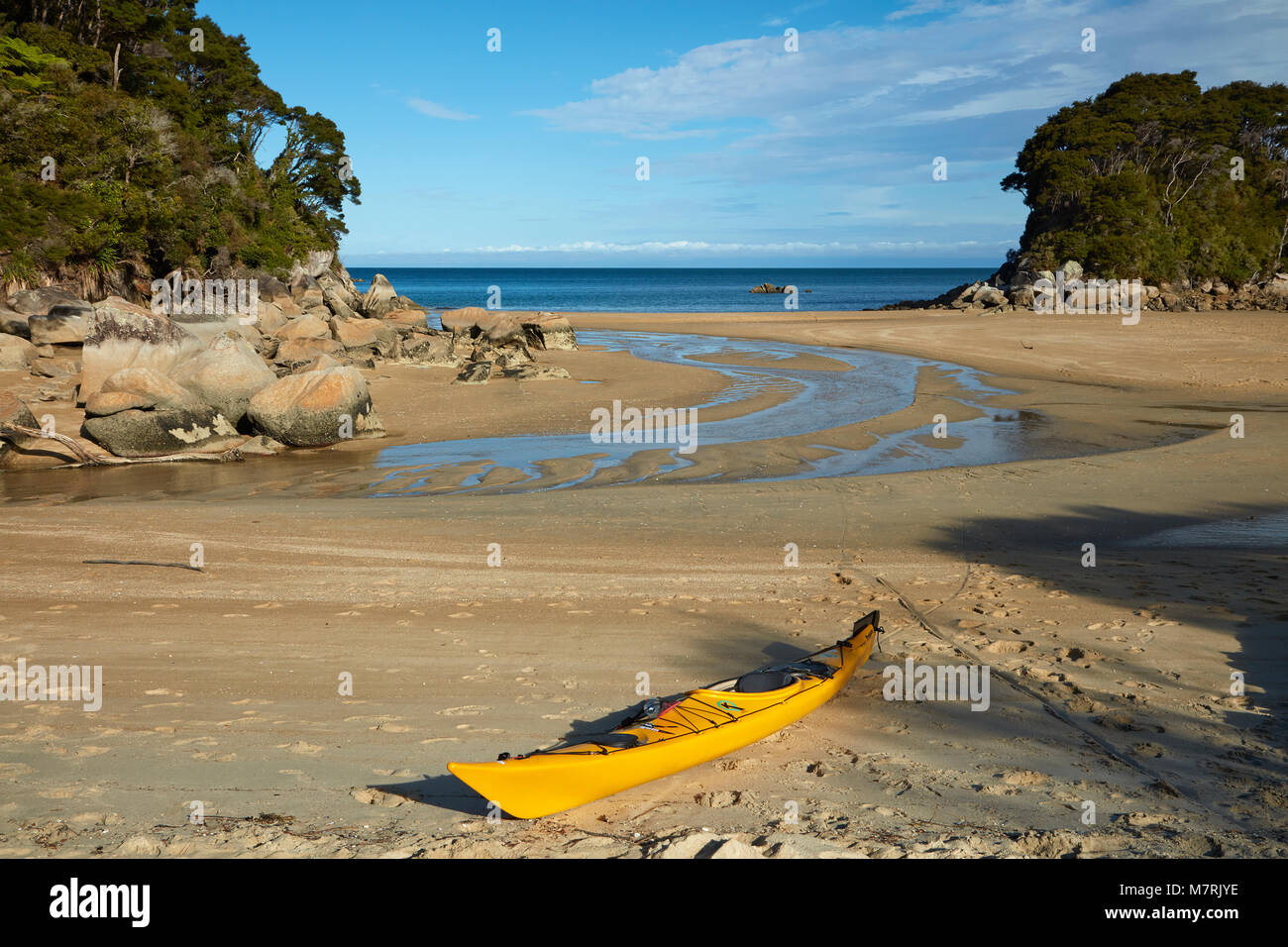Kajak und Strand bei Ebbe, Mosquito Bay, Abel Tasman National Park, Nelson, Südinsel, Neuseeland Stockfoto