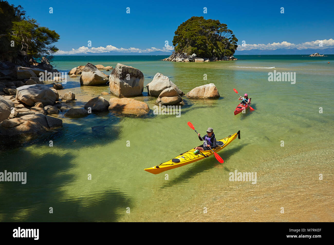Kajakfahrer, Mosquito Bay, Abel Tasman National Park, Nelson, Südinsel, Neuseeland (Model Released) Stockfoto