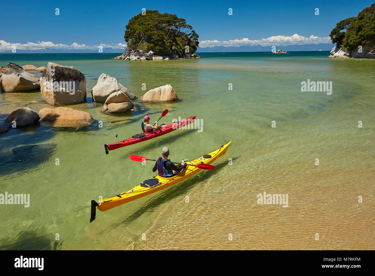 Kajakfahrer, Mosquito Bay, Abel Tasman National Park, Nelson, Südinsel, Neuseeland (Model Released) Stockfoto