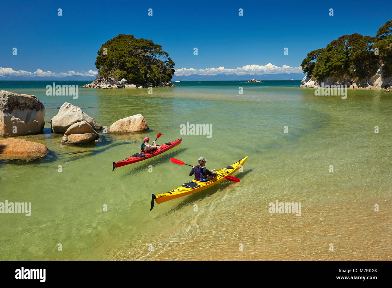 Kajakfahrer, Mosquito Bay, Abel Tasman National Park, Nelson, Südinsel, Neuseeland (Model Released) Stockfoto