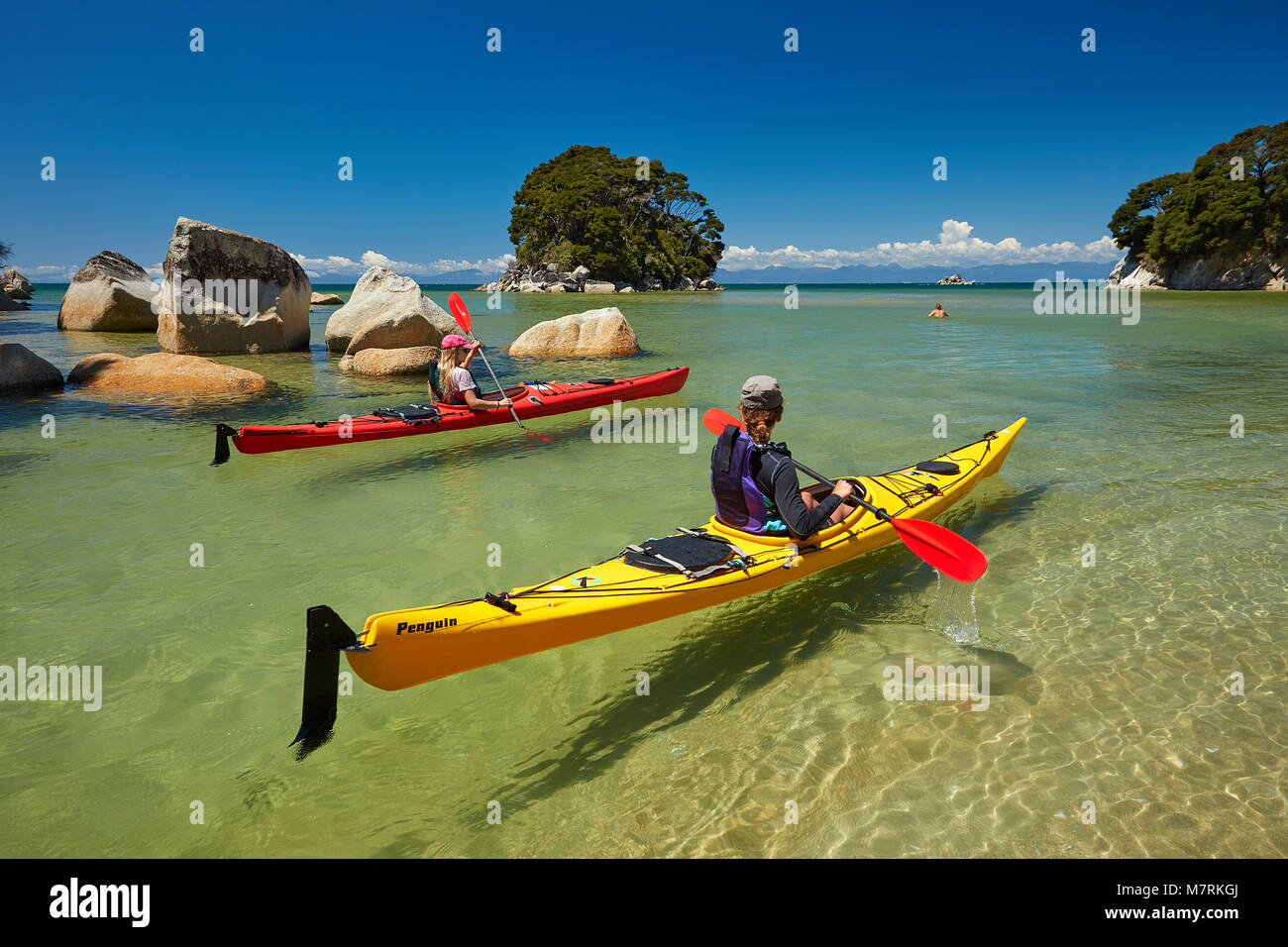 Kajakfahrer, Mosquito Bay, Abel Tasman National Park, Nelson, Südinsel, Neuseeland (Model Released) Stockfoto