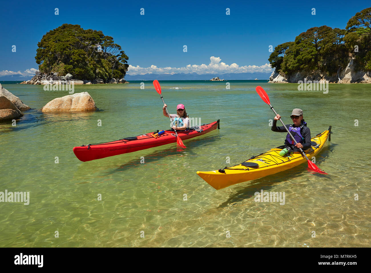 Kajakfahrer, Mosquito Bay, Abel Tasman National Park, Nelson, Südinsel, Neuseeland (Model Released) Stockfoto