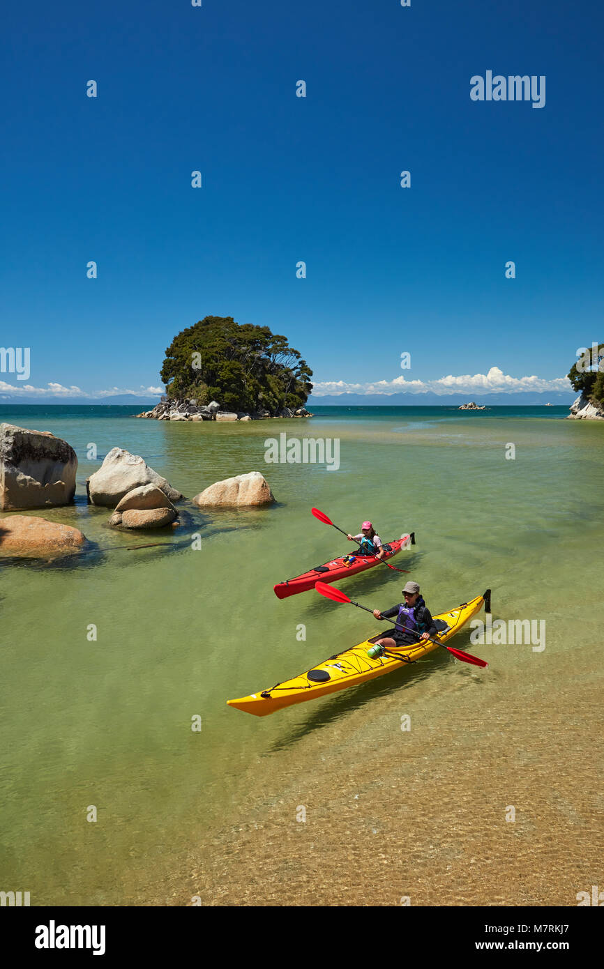 Kajakfahrer, Mosquito Bay, Abel Tasman National Park, Nelson, Südinsel, Neuseeland (Model Released) Stockfoto
