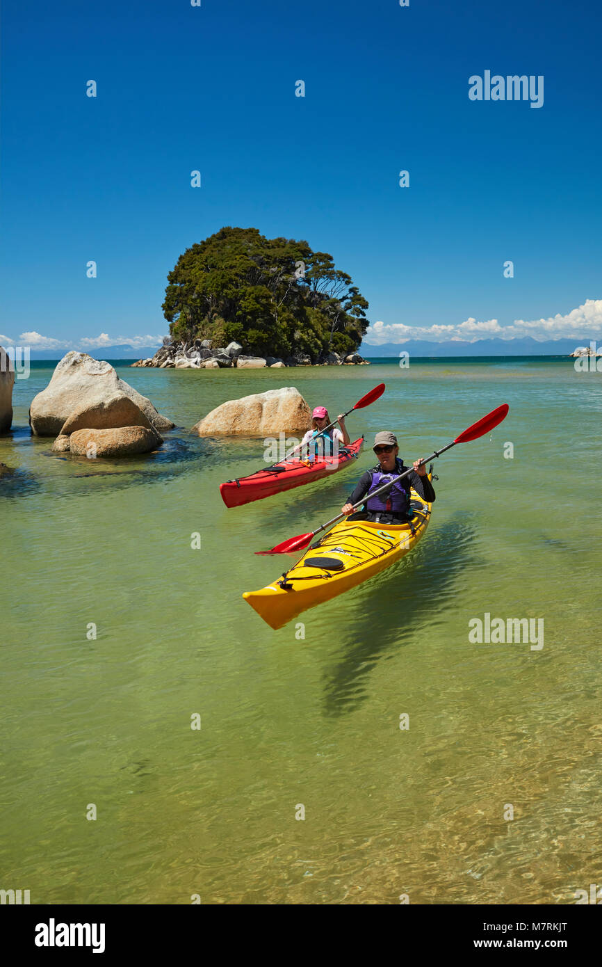 Kajakfahrer, Mosquito Bay, Abel Tasman National Park, Nelson, Südinsel, Neuseeland (Model Released) Stockfoto
