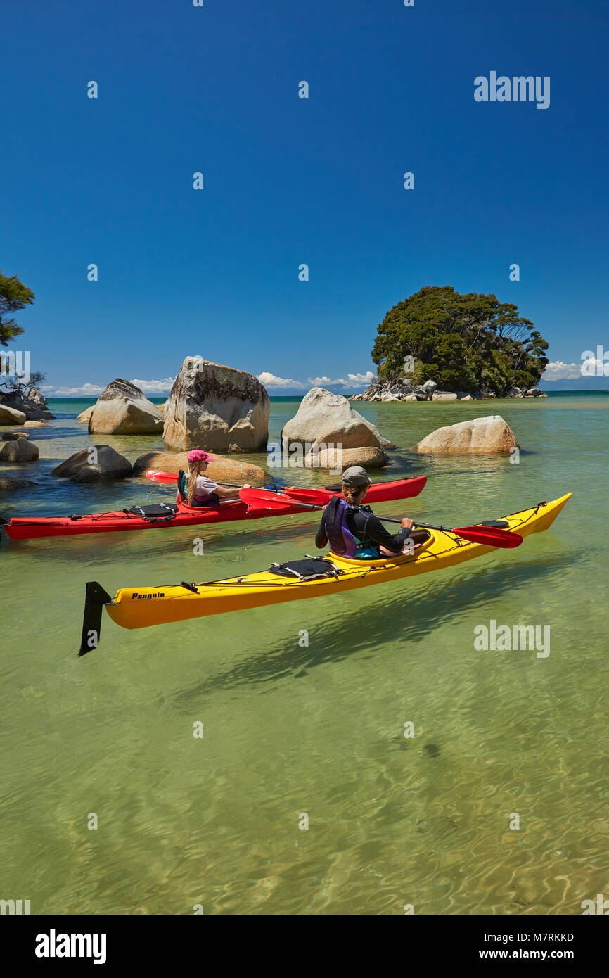 Kajakfahrer, Mosquito Bay, Abel Tasman National Park, Nelson, Südinsel, Neuseeland (Model Released) Stockfoto