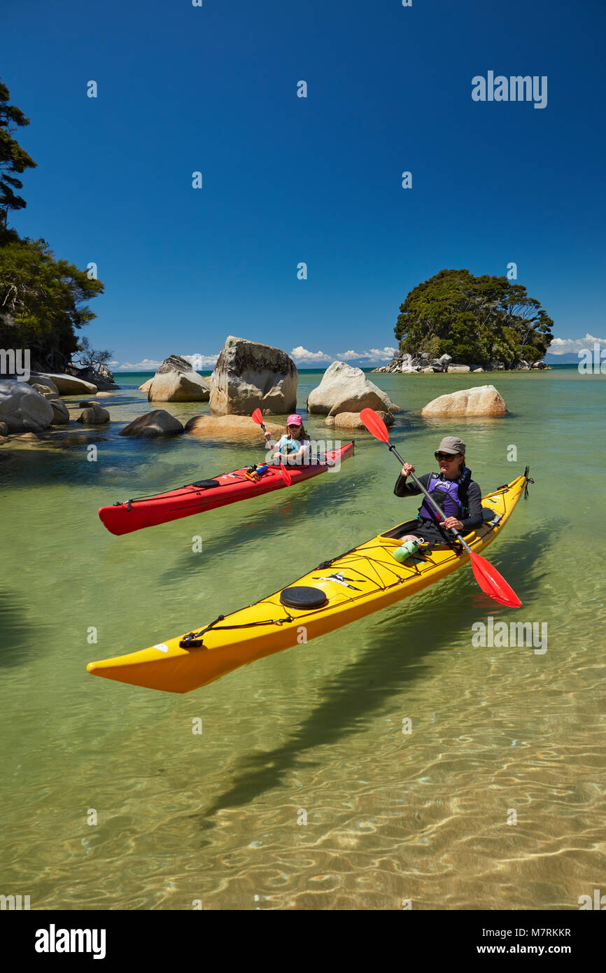 Kajakfahrer, Mosquito Bay, Abel Tasman National Park, Nelson, Südinsel, Neuseeland (Model Released) Stockfoto