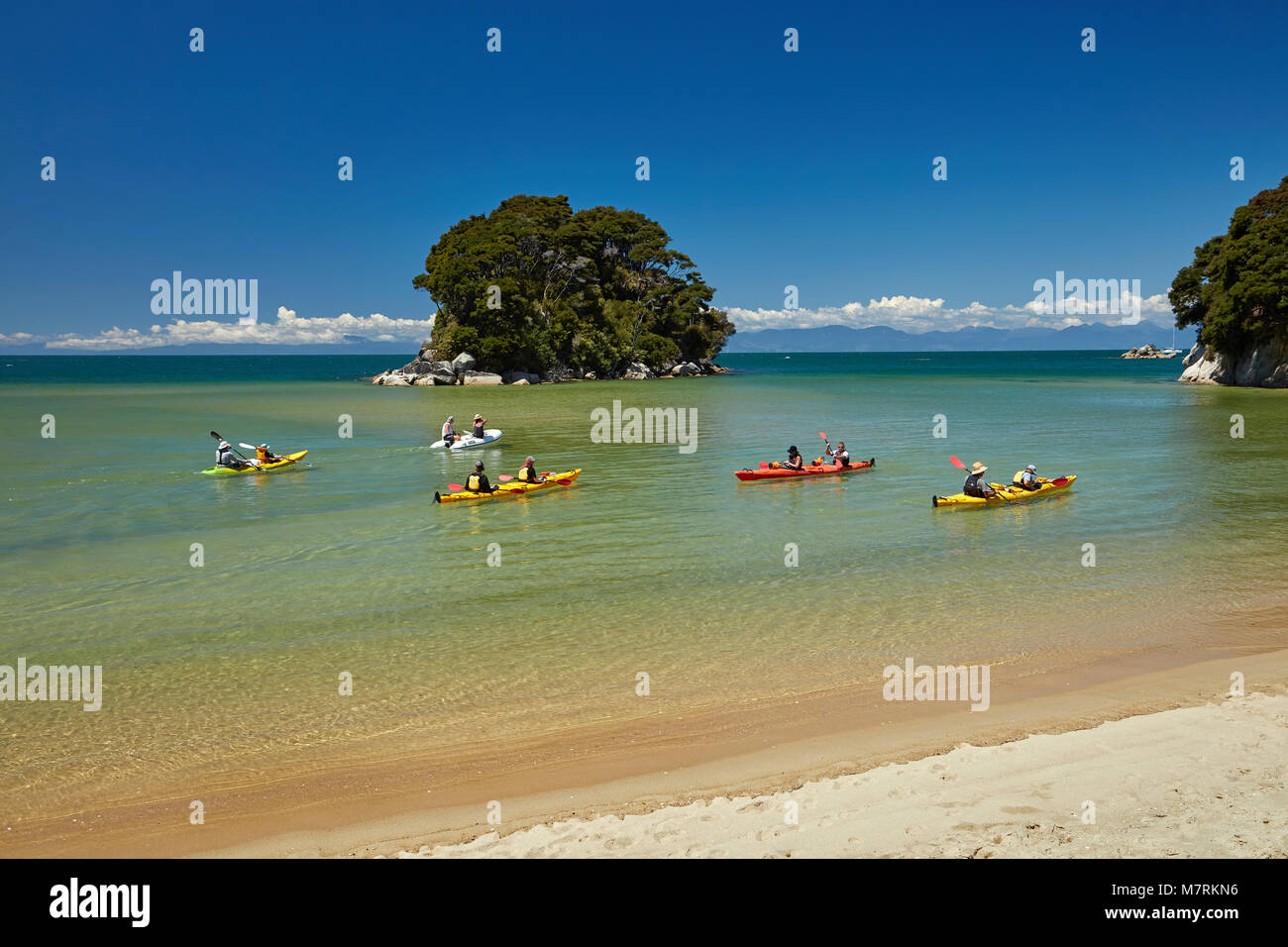 Kajakfahrer, Mosquito Bay, Abel Tasman National Park, Nelson, Südinsel, Neuseeland Stockfoto