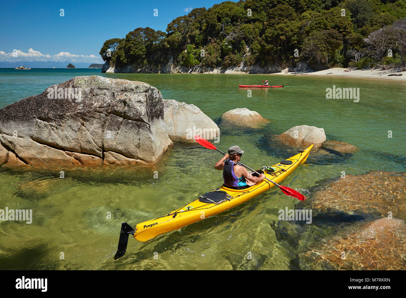Kajakfahrer, Mosquito Bay, Abel Tasman National Park, Nelson, Südinsel, Neuseeland (Model Released) Stockfoto