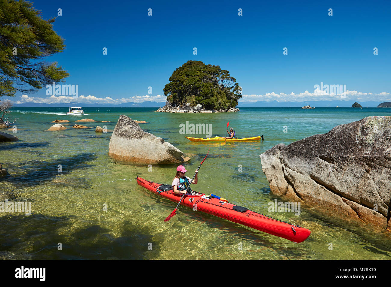 Kajakfahrer, Mosquito Bay, Abel Tasman National Park, Nelson, Südinsel, Neuseeland (Model Released) Stockfoto