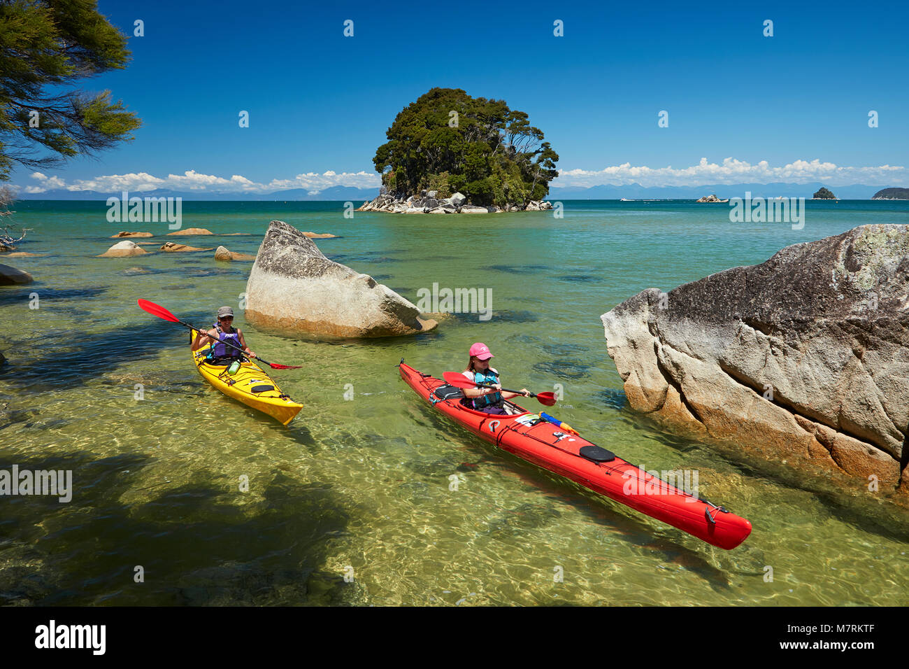 Kajakfahrer, Mosquito Bay, Abel Tasman National Park, Nelson, Südinsel, Neuseeland (Model Released) Stockfoto