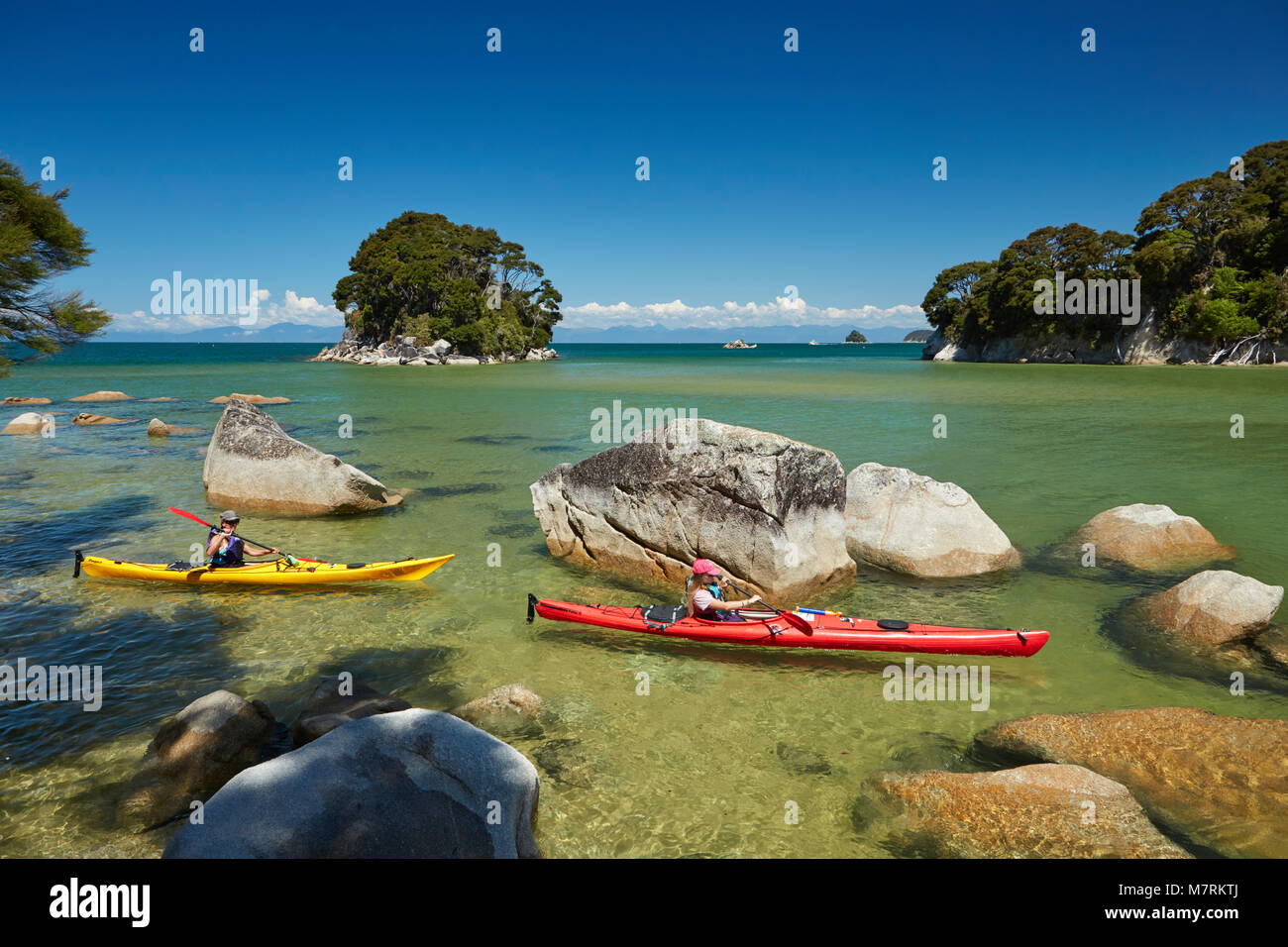Kajakfahrer, Mosquito Bay, Abel Tasman National Park, Nelson, Südinsel, Neuseeland (Model Released) Stockfoto