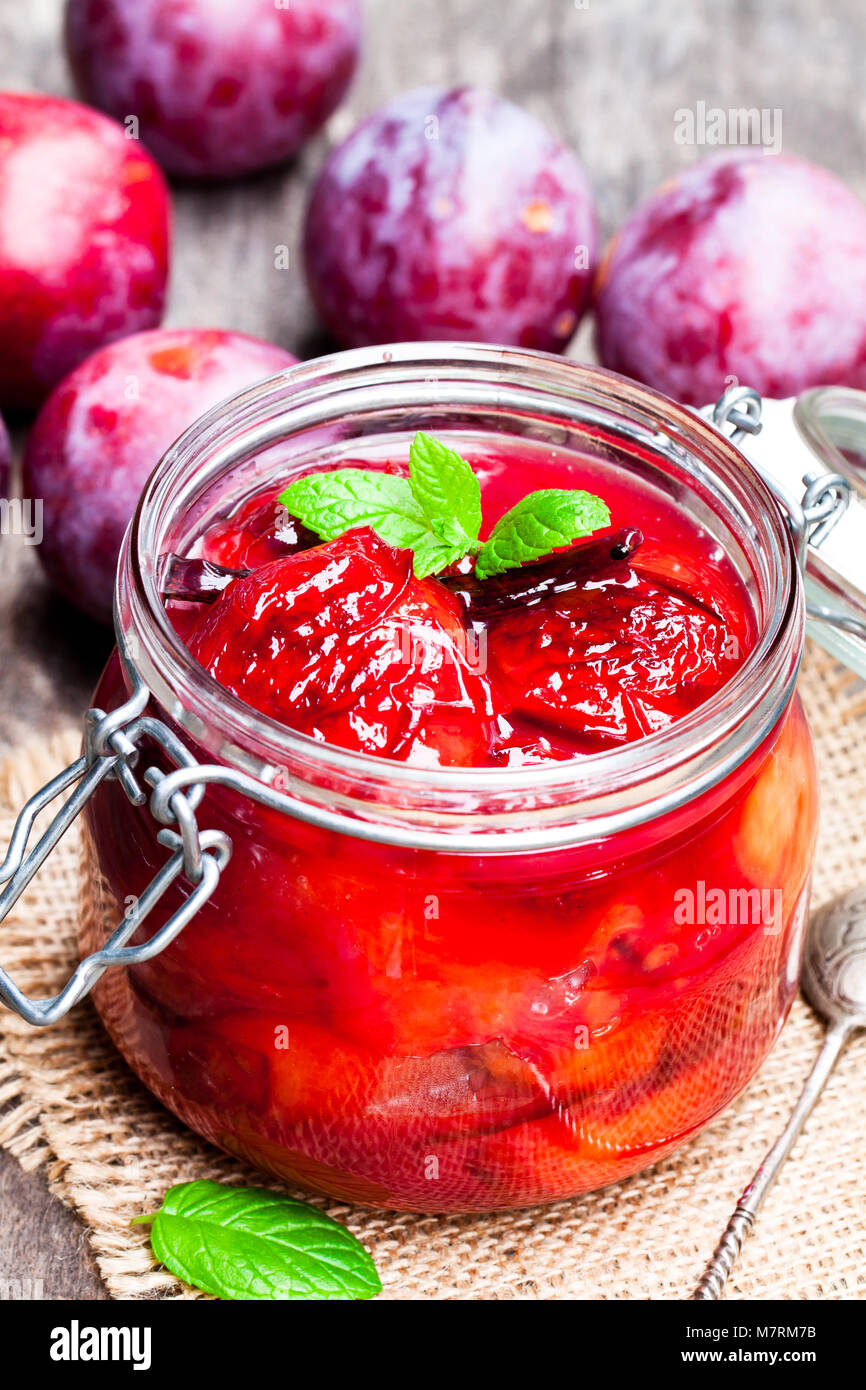 Gebackene Pflaumen mit Karamell und Vanille pod in einer klaren Glas Glas Stockfoto