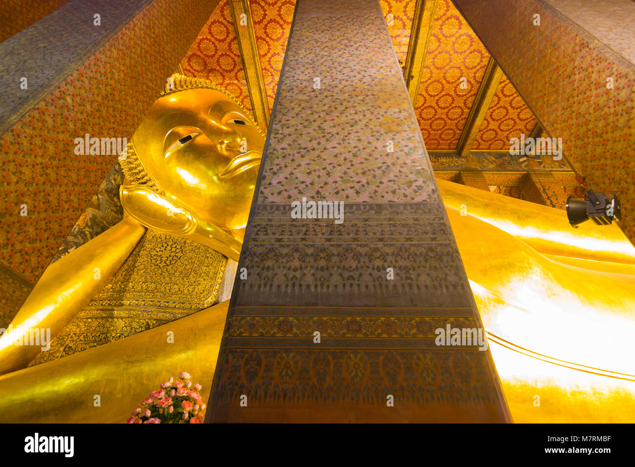 Wat-Pho, Bangkok Thailand: - 3. März, 2018: -: Wat Pho oder der offizielle Name ist Wat Pho, den ältesten Tempel ist das Zuhause ein Paar, Wat Pho eine beliebte mit vi Stockfoto