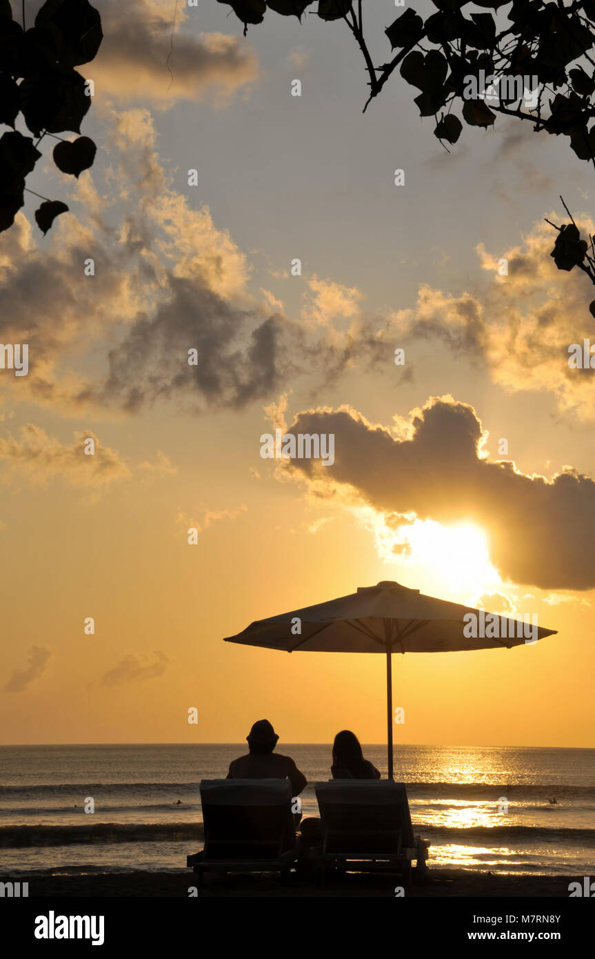 Glückliches Paar beim goldenen Sonnenuntergang in Kuta Beach, Bali. Stockfoto