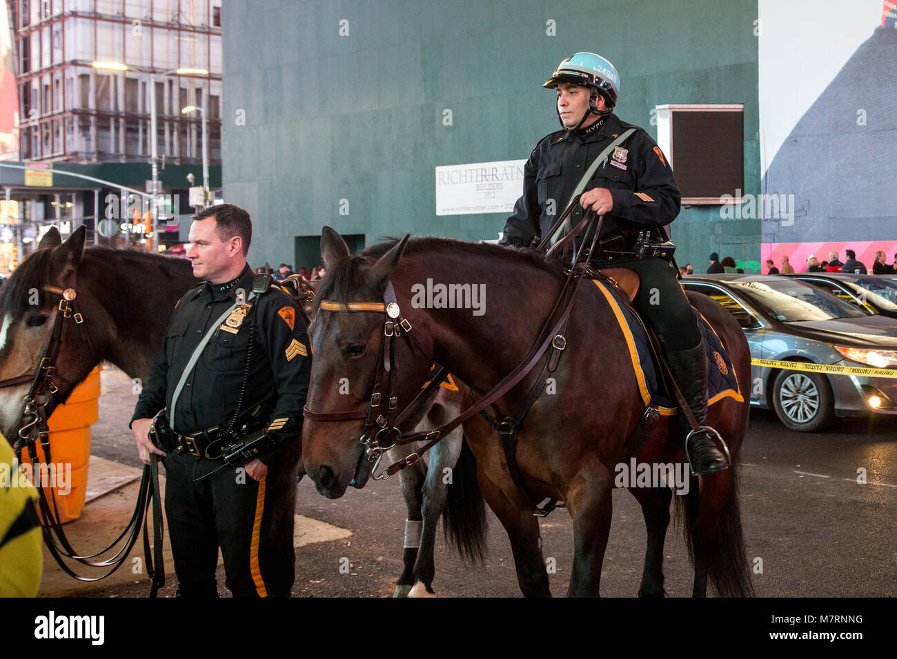 NYC Polizisten auf dem Pferderücken Stockfoto