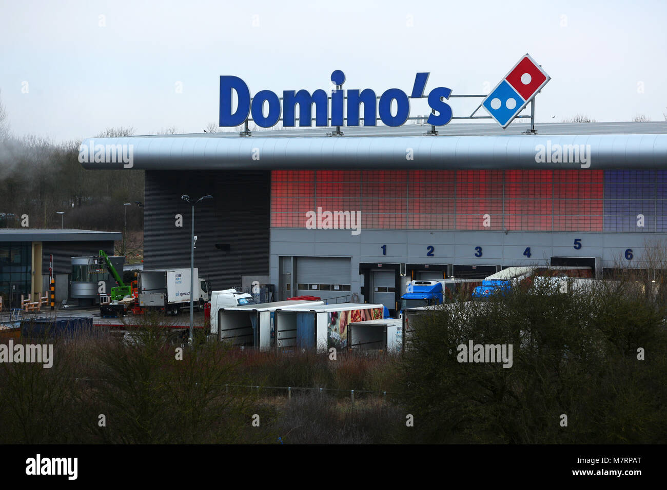 Dominos pizza signage logo Fotos und Bildmaterial in hoher Auflösung