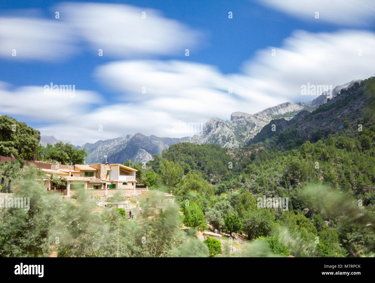 Traditionelles Bauernhaus und Garten Plantage in Bergdorf Soller, Mallorca, Spanien. Blick auf die Gipfel der Serra Tramuntana. Stockfoto