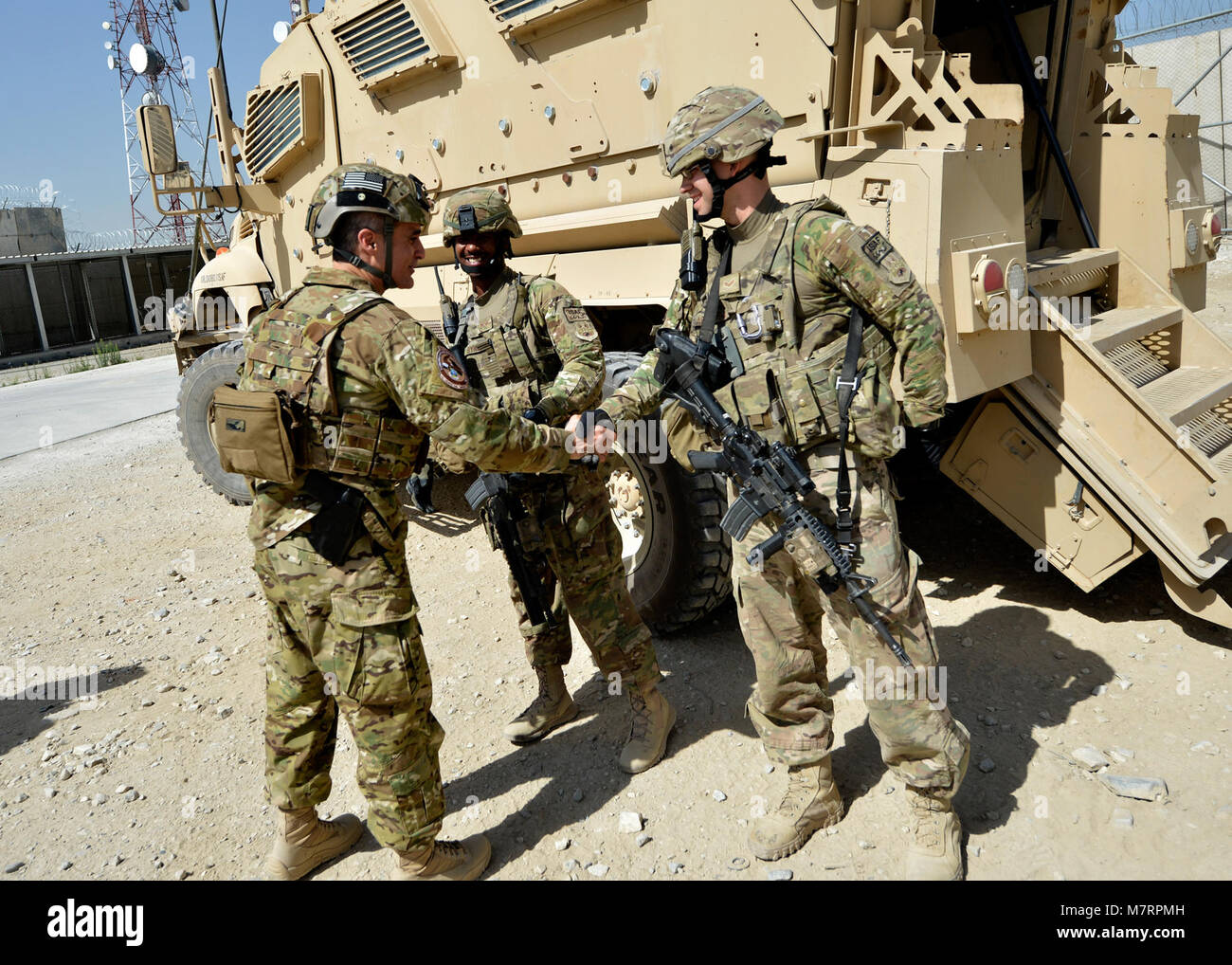 Us Air Force Chief Master Sgt. Ramon Colon-Lopez, Air Forces Central Command Chief, spricht aus der 455th Expeditionary Base Defense Squadron bei seinem ersten Besuch als afcent Befehl chief zu Flughafen Bagram, Afghanistan Juli 9, 2014 Flieger. Colon-Lopez tourte Bagram und bat Flieger über ihre Sorgen und das, was bei Ihnen. (U.S. Air Force Foto: Staff Sgt. Evelyn Chavez/Freigegeben) 455th Air Expeditionary Wing Flughafen Bagram, Afghanistan Stockfoto