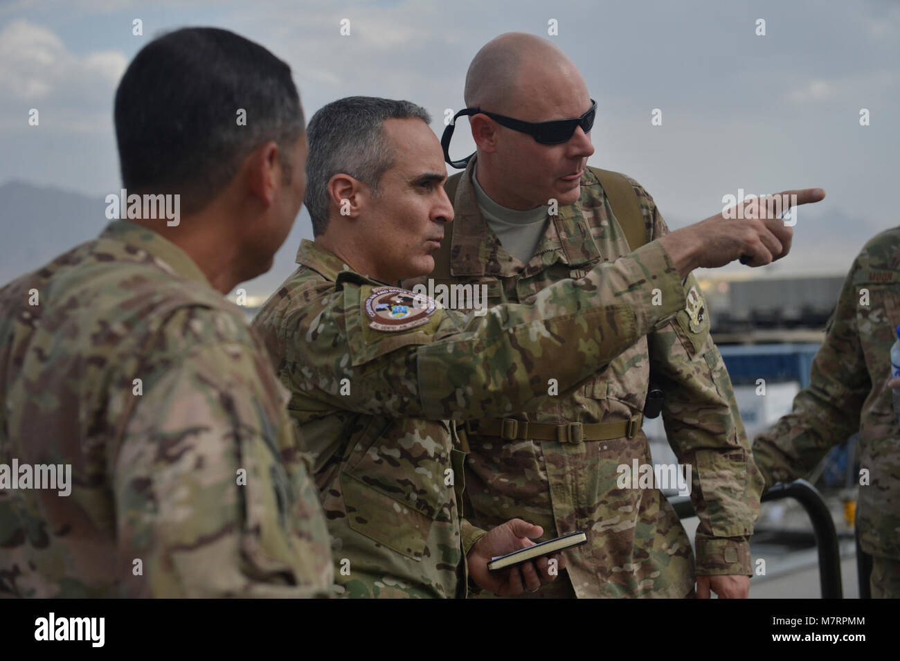 Us Air Force Chief Master Sgt. Ramon Colon-Lopez, Air Forces Central Command Chief, spricht mit Chief Master Sgt. Jamie Vanoss, 455Th Squadron Expeditionary Antenne Port chief trug Manager am Flughafen Bagram, Afghanistan Juli 9, 2014. Colon-Lopez tourte Bagram als afcent Befehl chief zum ersten Mal; er sprach mit Flieger und beantwortete Fragen. (U.S. Air Force Foto: Staff Sgt. Evelyn Chavez/Freigegeben) 455th Air Expeditionary Wing Flughafen Bagram, Afghanistan Stockfoto