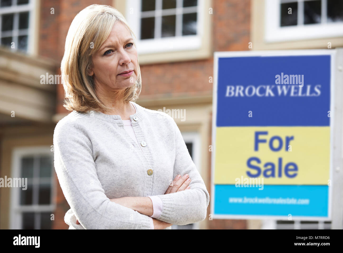 Reife Frau gezwungen zu verkaufen Haus durch finanzielle Probleme Stockfoto