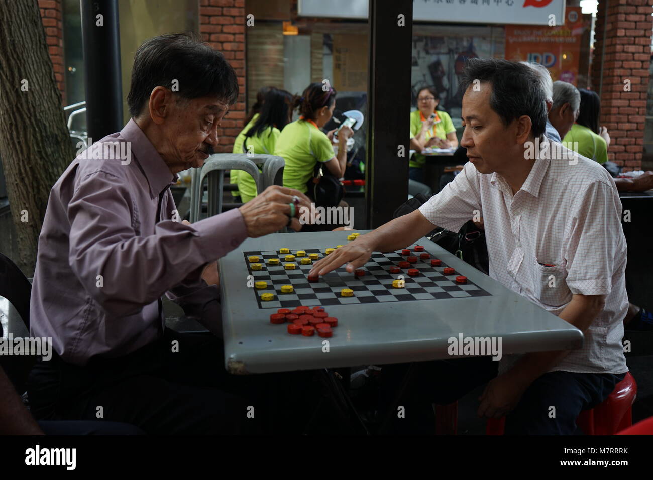 Alte Männer spielen brettspiel in der Nähe von Pagoda street Singapore und ist eine der ältesten chinesischen Spiele aus vergangenen Jahrhunderten. Stockfoto