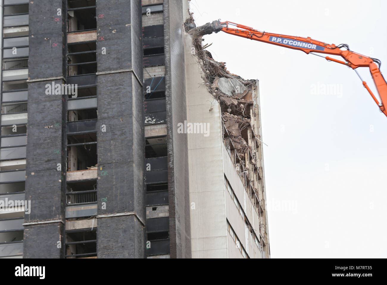 Hohe erreichen Maschinen demoliert Hochhaus in West Gorton, Manchester Stockfoto