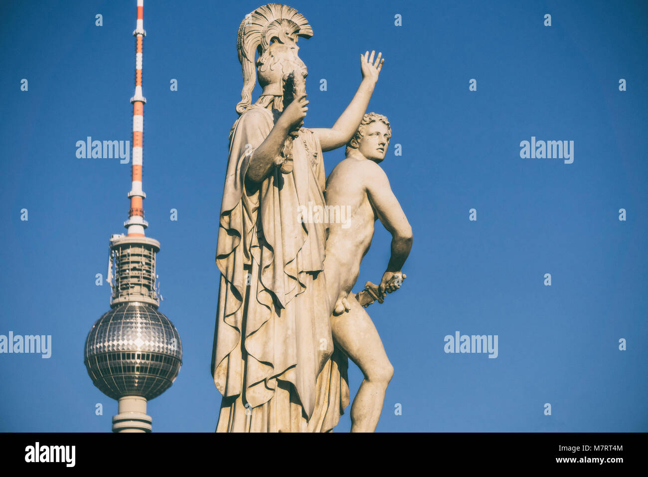 Skulptur der Griechischen Göttin Athene mit jungen Krieger auf Schloss Brücke mit TV Turm im Hintergrund Stockfoto
