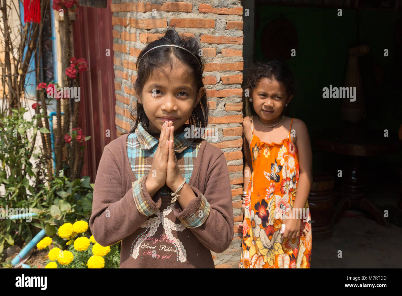 Kambodscha Kind - eine junge kambodschanische Mädchen, ein Gruß Zeichen, Phnom Penh, Kambodscha Asien Stockfoto