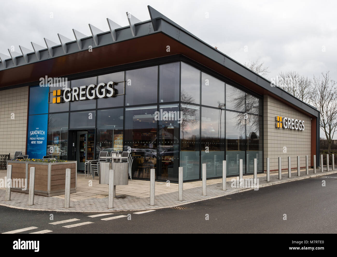 Von außen ein modernes store Outlet für Greggs der Bäcker, Backwaren und Getränke britische Verbraucher Stockfoto