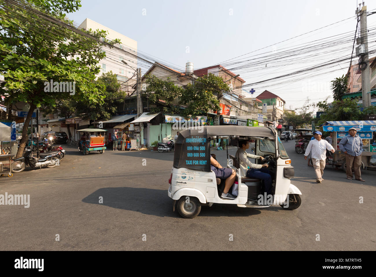 Tuk Tuk Taxi auf der Straße, Phnom Penh, Kambodscha, Asien Stockfoto