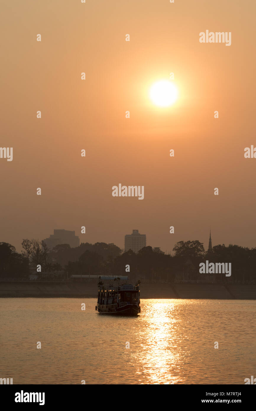 Kambodscha Sonnenuntergang - Mekong Fluss auf einer Mekong Kreuzfahrt, Phnom Penh, Kambodscha Asien Stockfoto