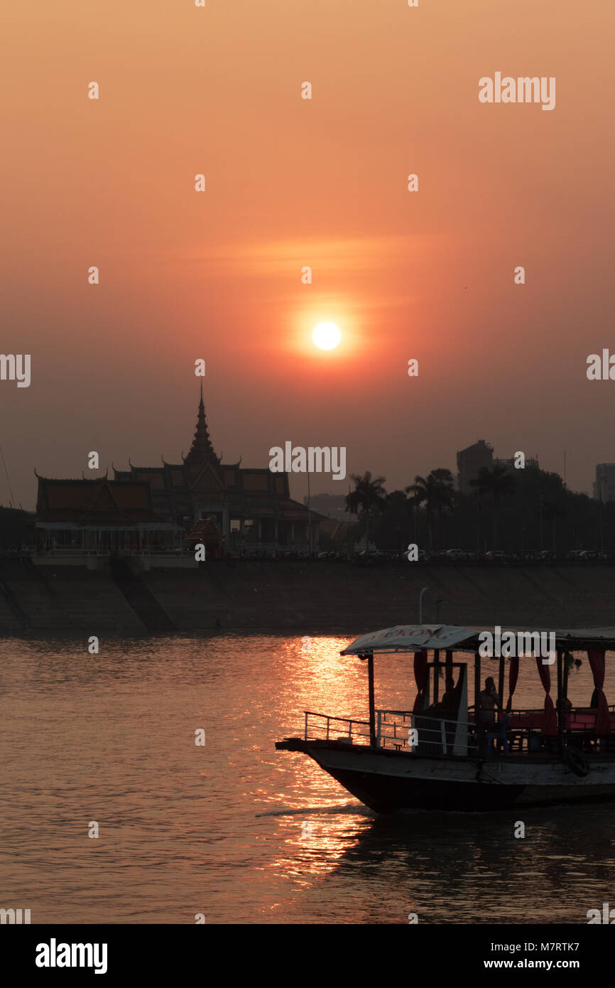 Kambodscha Sonnenuntergang - Mekong Fluss auf einer Mekong Kreuzfahrt, Phnom Penh, Kambodscha Asien Stockfoto