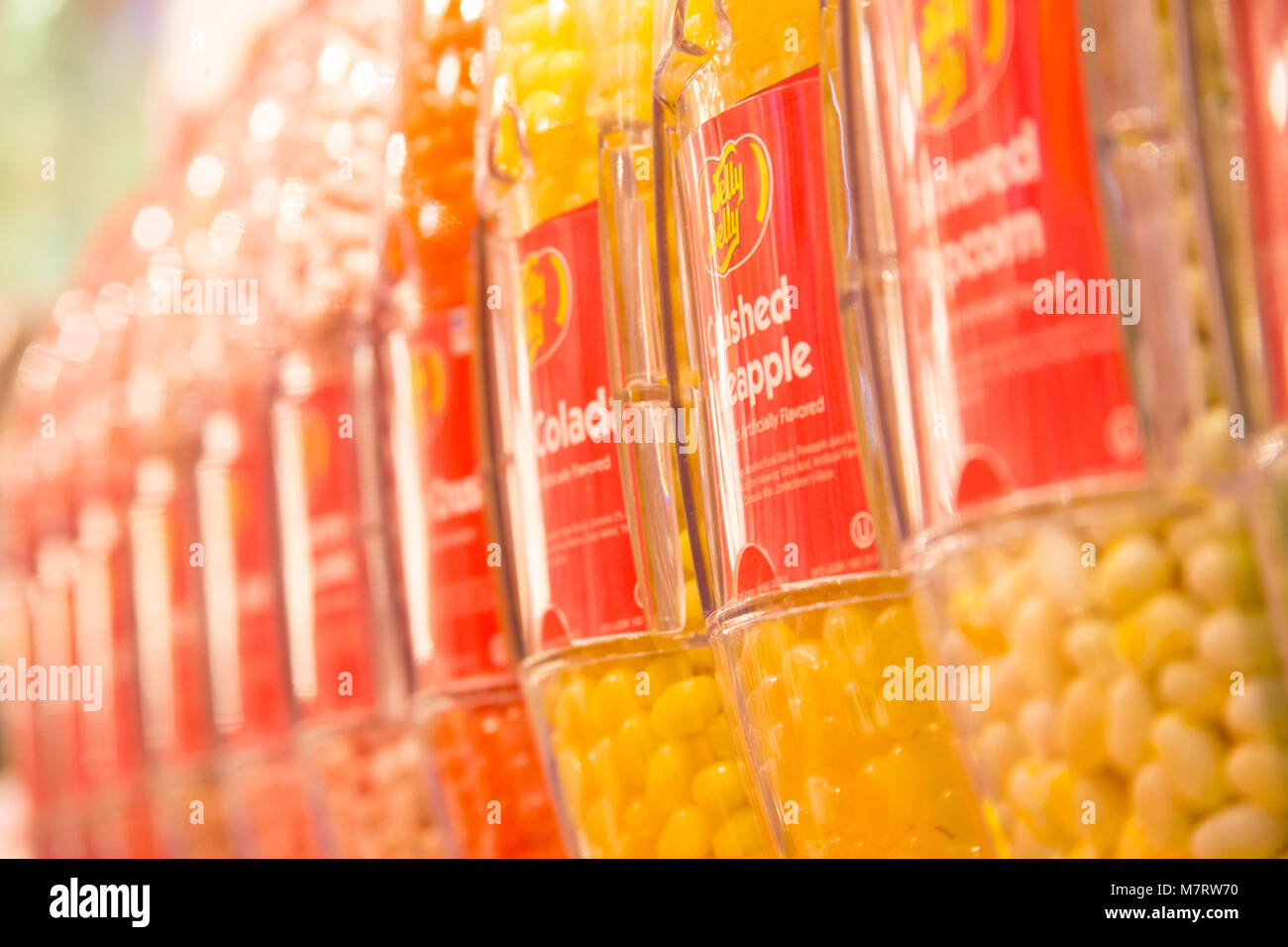 A Candy Store in New York City mit bunten Leckereien in Reihen gefüttert. Stockfoto